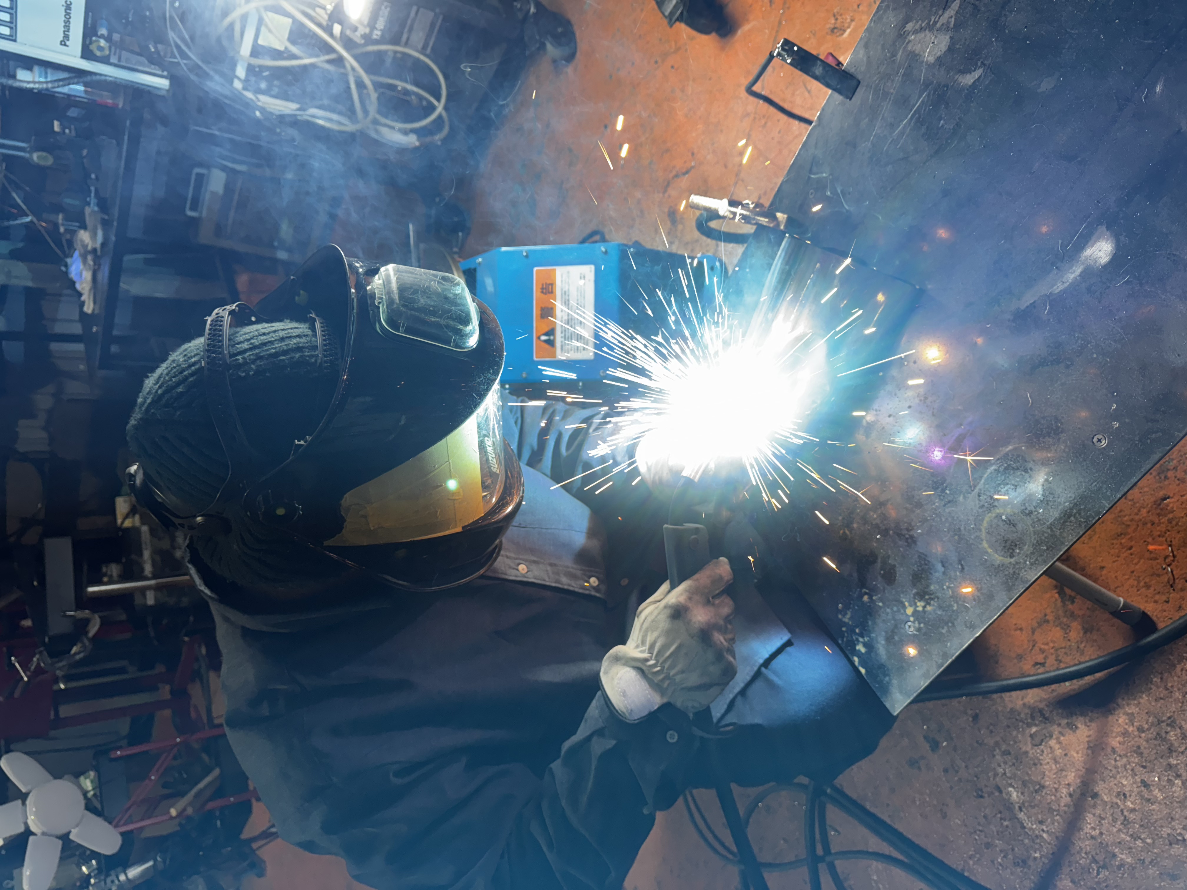 溶接の火花（ワンオフ製作・架装）